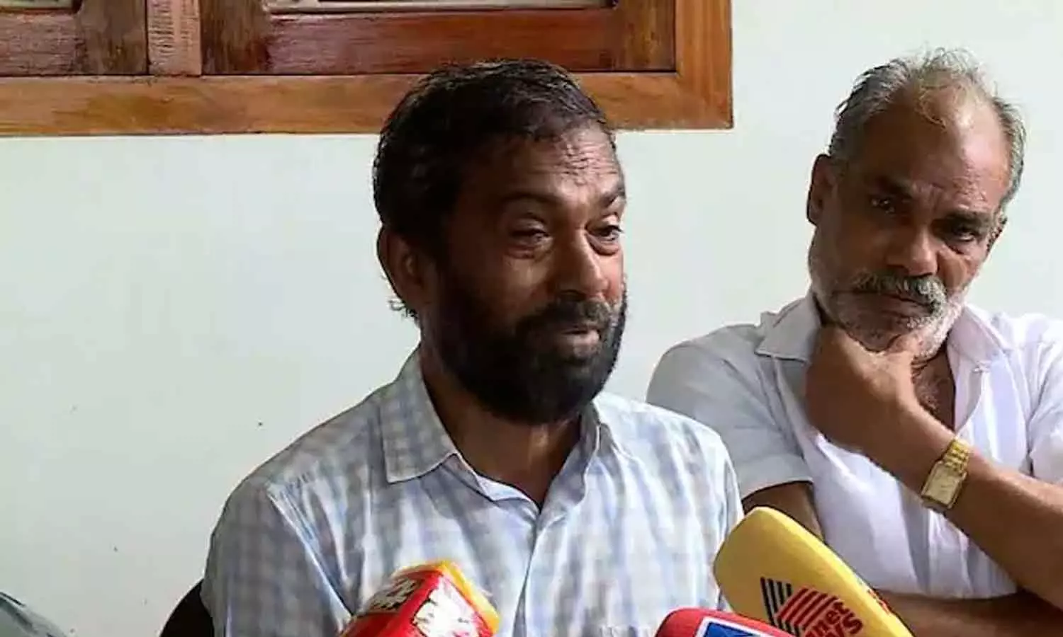 മരിച്ചിട്ടും മകനെ കൊന്നുകൊണ്ടിരിക്കുന്നു; മാധ്യമങ്ങൾക്ക് മുന്നിൽ പൊട്ടിക്കരഞ്ഞ് ധീരജിന്റെ അച്ഛൻ മരിച്ചിട്ടും മകനെ കൊന്നുകൊണ്ടിരിക്കുന്നു; മാധ്യമങ്ങൾക്ക് മുന്നിൽ പൊട്ടിക്കരഞ്ഞ് ധീരജിന്റെ അച്ഛൻ