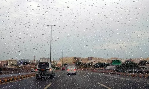 ഒമാനിലെ വിവിധ ഗവർണറേറ്റുകളിൽ വീണ്ടും ശക്തമായ മഴയ്ക്കും കാറ്റിനും സാധ്യത ഒമാനിലെ വിവിധ ഗവർണറേറ്റുകളിൽ വീണ്ടും ശക്തമായ മഴയ്ക്കും കാറ്റിനും സാധ്യത