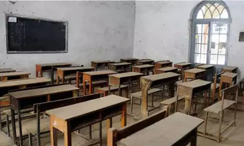 ക്ലാസ് മുറിയിൽ വിദ്യാർഥിയുടെ ശരീരത്തിലൂടെ വിഷപ്പാമ്പ്  കയറി