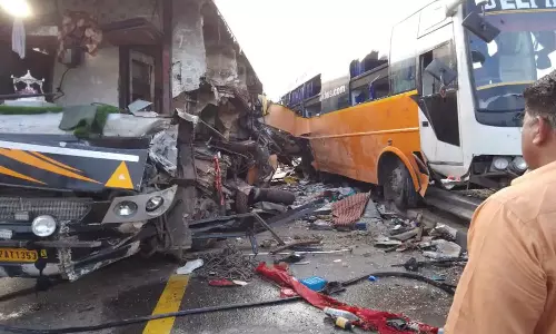 യുപിയിൽ ബസുകൾ കൂട്ടിയിടിച്ച് എട്ടുപേർ മരിച്ചു യുപിയിൽ ബസുകൾ കൂട്ടിയിടിച്ച് എട്ടുപേർ മരിച്ചു