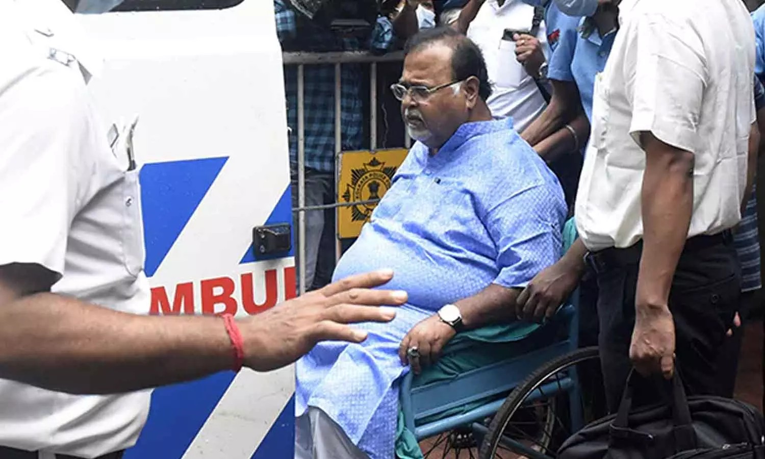 അറസ്റ്റിന് പിന്നാലെ പാർഥ ചാറ്റർജി മൂന്നു തവണ മമതാ ബാനർജിയെ ഫോണിൽ ബന്ധപ്പെടാൻ ശ്രമിച്ചെന്ന് റിപ്പോർട്ട് അറസ്റ്റിന് പിന്നാലെ പാർഥ ചാറ്റർജി മൂന്നു തവണ മമതാ ബാനർജിയെ ഫോണിൽ ബന്ധപ്പെടാൻ ശ്രമിച്ചെന്ന് റിപ്പോർട്ട്