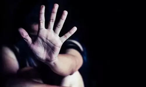 കിടക്കയിൽ മൂത്രമൊഴിച്ചു; ദത്തുപുത്രിയുടെ സ്വകാര്യ ഭാഗങ്ങളിൽ പൊള്ളലേൽപ്പിച്ച് യുവതി