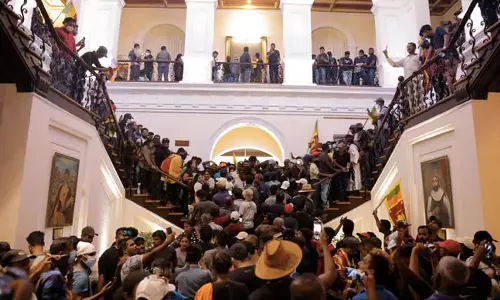 ശ്രീലങ്കൻ പ്രസിഡന്റിന്റെ വീട്ടിൽനിന്ന് മോഷ്ടിച്ചത് സ്വർണം പൂശിയ 40 പിച്ചള പാത്രങ്ങൾ; വിൽപ്പനയ്ക്കിടെ പ്രതികളെ പിടികൂടി പൊലീസ്