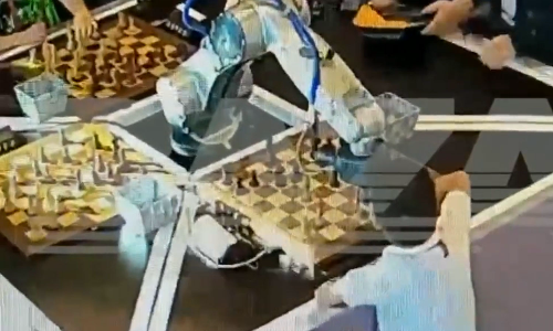 ചെസ് മത്സരത്തിൽ ഊഴം തെറ്റിച്ച് കരുനീക്കം; ഏഴു വയസ്സുകാരന്റെ വിരലൊടിച്ച് റോബോട്ട്- വീഡിയോ