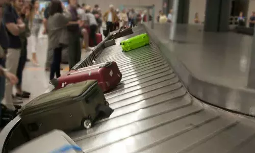 വിമാനയാത്രക്കിടെ മറ്റുള്ളവരുടെ ബാഗേജ് എടുക്കുന്നവർക്ക് മുന്നറിയിപ്പ്; നിരോധിത വസ്തുക്കളുണ്ടെങ്കിൽ ഉത്തരവാദിത്തം ഏൽക്കേണ്ടിവരും