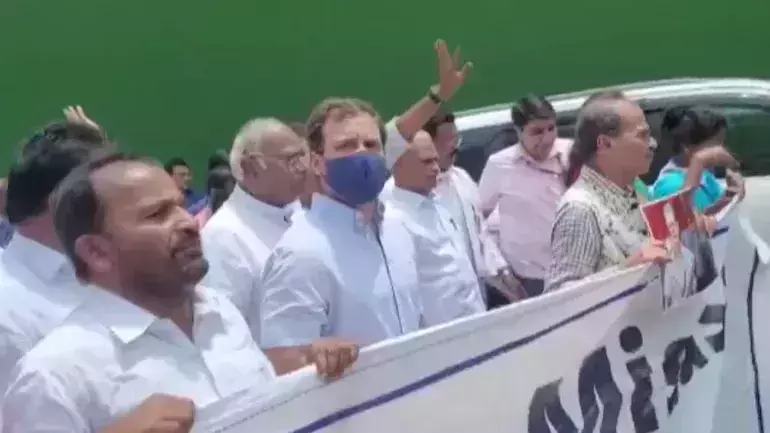 സോണിയയെ ഇ.ഡി ചോദ്യം ചെയ്യുന്നു; രാഹുല് ഗാന്ധിയുടെ നേതൃത്വത്തില് ഡല്ഹിയില് കുത്തിയിരുന്ന് പ്രതിഷേധം സോണിയയെ ഇ.ഡി ചോദ്യം ചെയ്യുന്നു; രാഹുല് ഗാന്ധിയുടെ നേതൃത്വത്തില് ഡല്ഹിയില് കുത്തിയിരുന്ന് പ്രതിഷേധം