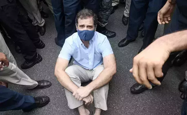 റോഡിൽ കുത്തിയിരുന്ന് രാഹുൽ; രാഷ്ട്രപതി ഭവൻ മാർച്ചിൽ നാടകീയ രംഗങ്ങൾ