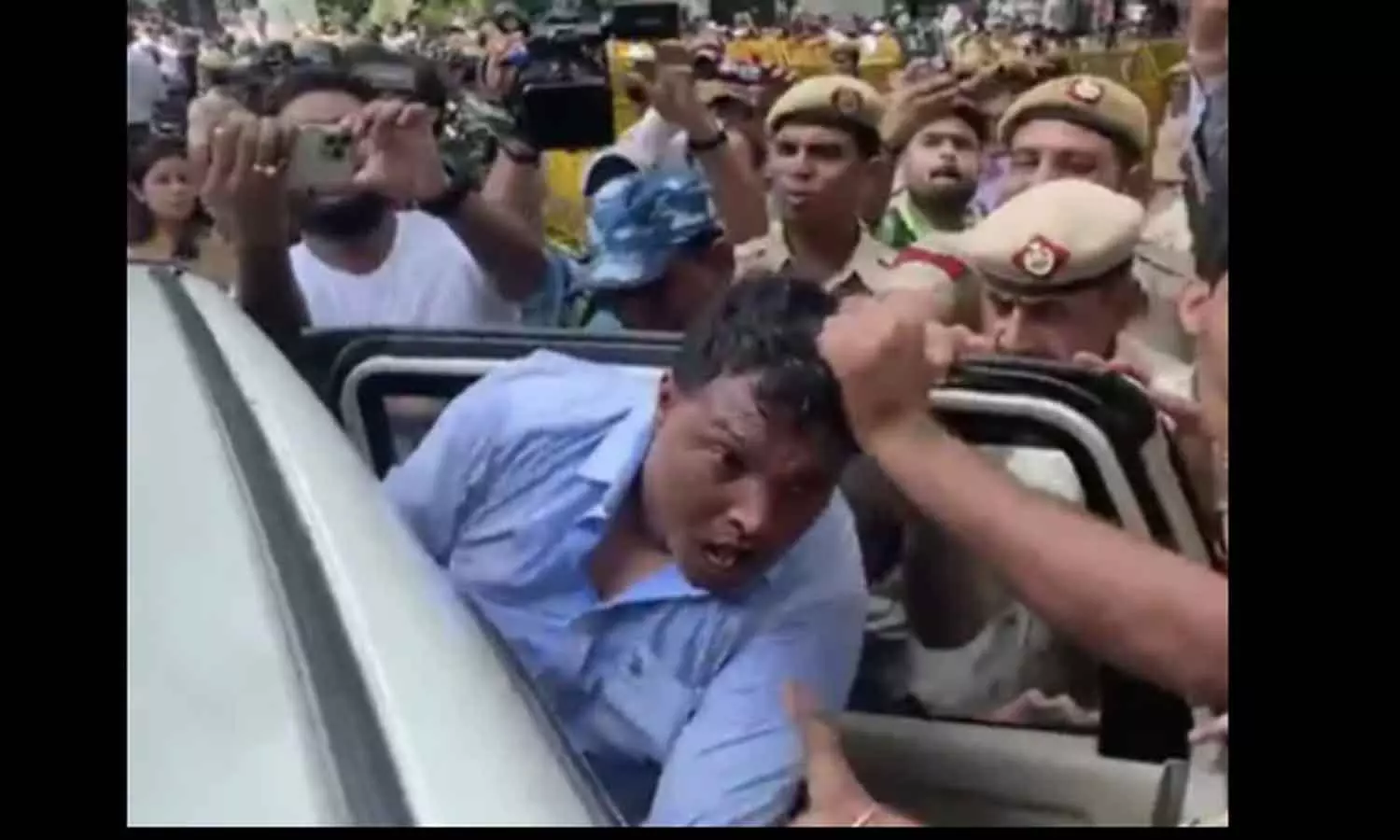 മുടിയിൽ പിടിച്ചു വലിച്ചു; യൂത്ത് കോൺഗ്രസ് ദേശീയ പ്രസിഡന്റ് ബി.വി ശ്രീനിവാസിനെ ക്രൂരമായി മർദിച്ച് ഡൽഹി പൊലീസ്