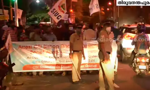 സി.എസ്.ഐ ആസ്ഥാനത്തെ ഇ.ഡി റെയ്ഡ്: ബിഷപ്പിനെ അനുകൂലിക്കുന്നവരും എതിര്ക്കുന്നവരും തമ്മില് പോര്വിളി സി.എസ്.ഐ ആസ്ഥാനത്തെ ഇ.ഡി റെയ്ഡ്: ബിഷപ്പിനെ അനുകൂലിക്കുന്നവരും എതിര്ക്കുന്നവരും തമ്മില് പോര്വിളി