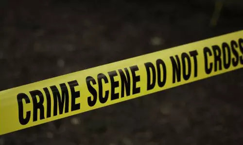 ഹോണടിച്ചിട്ടും മാറിക്കൊടുത്തില്ല; കേൾവിക്കുറവുള്ളയാളെ 16 കാരി കുത്തിക്കൊന്നു ഹോണടിച്ചിട്ടും മാറിക്കൊടുത്തില്ല; കേൾവിക്കുറവുള്ളയാളെ 16 കാരി കുത്തിക്കൊന്നു