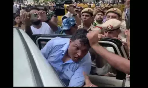മുടിയിൽ പിടിച്ചു വലിച്ചു; യൂത്ത് കോൺഗ്രസ് ദേശീയ പ്രസിഡന്റ് ബി.വി ശ്രീനിവാസിനെ ക്രൂരമായി മർദിച്ച് ഡൽഹി പൊലീസ്