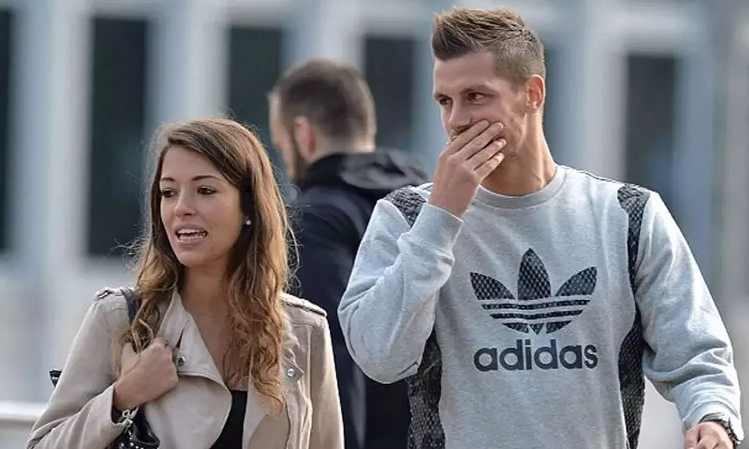 വരുമാനം കുറഞ്ഞു;  ഭാര്യയെ തുണിക്കടയിൽ പാർട് ടൈം ജോലിക്ക് വിട്ട് സൂപ്പർ താരം