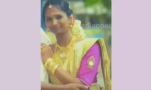 പ്രസവത്തെ തുടര്ന്ന് കൊല്ലത്ത് യുവതി മരിച്ചു; ചികിത്സാപിഴവെന്ന് കുടുംബം പ്രസവത്തെ തുടര്ന്ന് കൊല്ലത്ത് യുവതി മരിച്ചു; ചികിത്സാപിഴവെന്ന് കുടുംബം