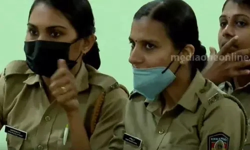 ഭിന്നശേഷിക്കാരോട് സംസാരിക്കാന്‍  ആംഗ്യഭാഷ പരിശീലിച്ച് പൊലീസ്; ആദ്യഘട്ടം  കോഴിക്കോട്