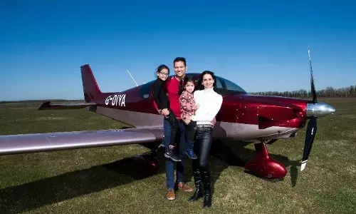 ഭാര്യക്കും മക്കള്‍ക്കുമൊപ്പം പറക്കാന്‍ യുകെയില്‍ സ്വന്തമായി വിമാനം നിര്‍മിച്ച് ആലപ്പുഴക്കാരന്‍