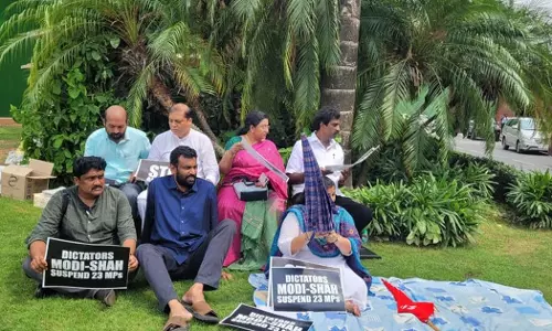 ഇന്ന് എ.എ.പി എം.പിക്ക് സസ്പെന്ഷന്; വര്ഷകാല സമ്മേളനത്തില് സസ്പെന്ഷനിലായ എം.പിമാരുടെ എണ്ണം 24 ആയി ഇന്ന് എ.എ.പി എം.പിക്ക് സസ്പെന്ഷന്; വര്ഷകാല സമ്മേളനത്തില് സസ്പെന്ഷനിലായ എം.പിമാരുടെ എണ്ണം 24 ആയി