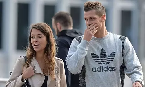 വരുമാനം കുറഞ്ഞു;  ഭാര്യയെ തുണിക്കടയിൽ പാർട് ടൈം ജോലിക്ക് വിട്ട് സൂപ്പർ താരം