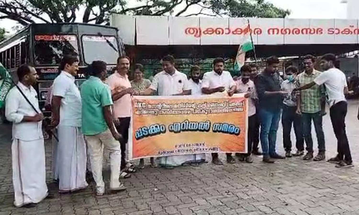 എ.കെ.ജി സെന്റർ ആക്രമണം: പടക്കമെറിയൽ സമരവുമായി യൂത്ത് കോൺഗ്രസ്