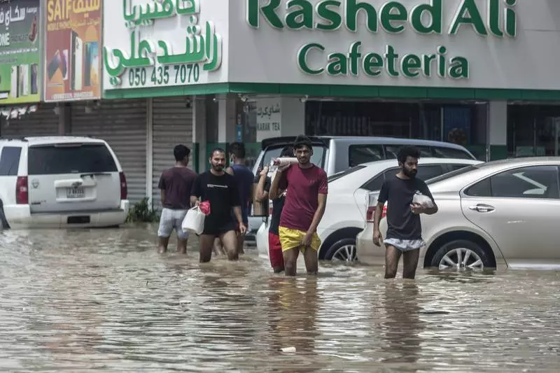 യു.എ.ഇയുടെ വിവിധ ഭാഗങ്ങളിൽ ശക്തമായ കാറ്റും മഴയും തുടരുന്നു യു.എ.ഇയുടെ വിവിധ ഭാഗങ്ങളിൽ ശക്തമായ കാറ്റും മഴയും തുടരുന്നു