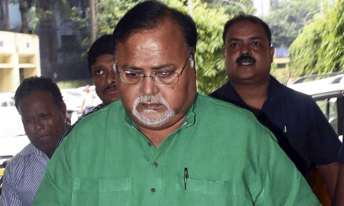 അഴിമതിക്കേസിൽ പാർത്ഥ ചാറ്റർജി പുറത്ത്; നടപടിയുമായി മമത