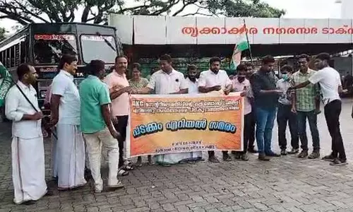 എ.കെ.ജി സെന്റർ ആക്രമണം: പടക്കമെറിയൽ സമരവുമായി യൂത്ത് കോൺഗ്രസ്