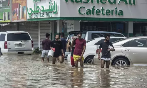 യു.എ.ഇയുടെ വിവിധ ഭാഗങ്ങളിൽ ശക്തമായ കാറ്റും മഴയും തുടരുന്നു യു.എ.ഇയുടെ വിവിധ ഭാഗങ്ങളിൽ ശക്തമായ കാറ്റും മഴയും തുടരുന്നു
