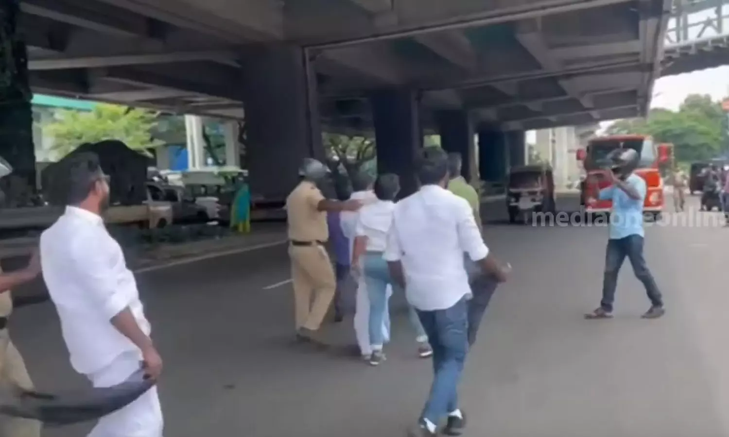 കളമശേരിയിലും മുഖ്യമന്ത്രിക്ക് നേരെ യൂത്ത് കോൺഗ്രസിന്റെ കരിങ്കൊടി കളമശേരിയിലും മുഖ്യമന്ത്രിക്ക് നേരെ യൂത്ത് കോൺഗ്രസിന്റെ കരിങ്കൊടി