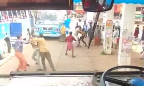 കോഴിക്കോട് മേപ്പയ്യൂരിൽ തമ്മിൽ തല്ലി ബസ് ജീവനക്കാർ