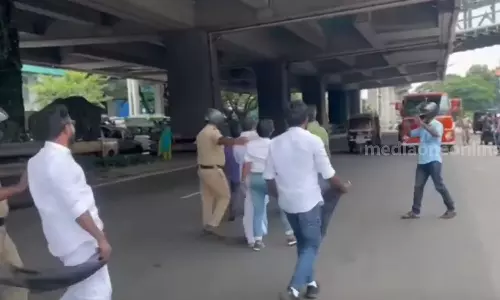 കളമശേരിയിലും മുഖ്യമന്ത്രിക്ക് നേരെ യൂത്ത് കോൺഗ്രസിന്റെ കരിങ്കൊടി കളമശേരിയിലും മുഖ്യമന്ത്രിക്ക് നേരെ യൂത്ത് കോൺഗ്രസിന്റെ കരിങ്കൊടി