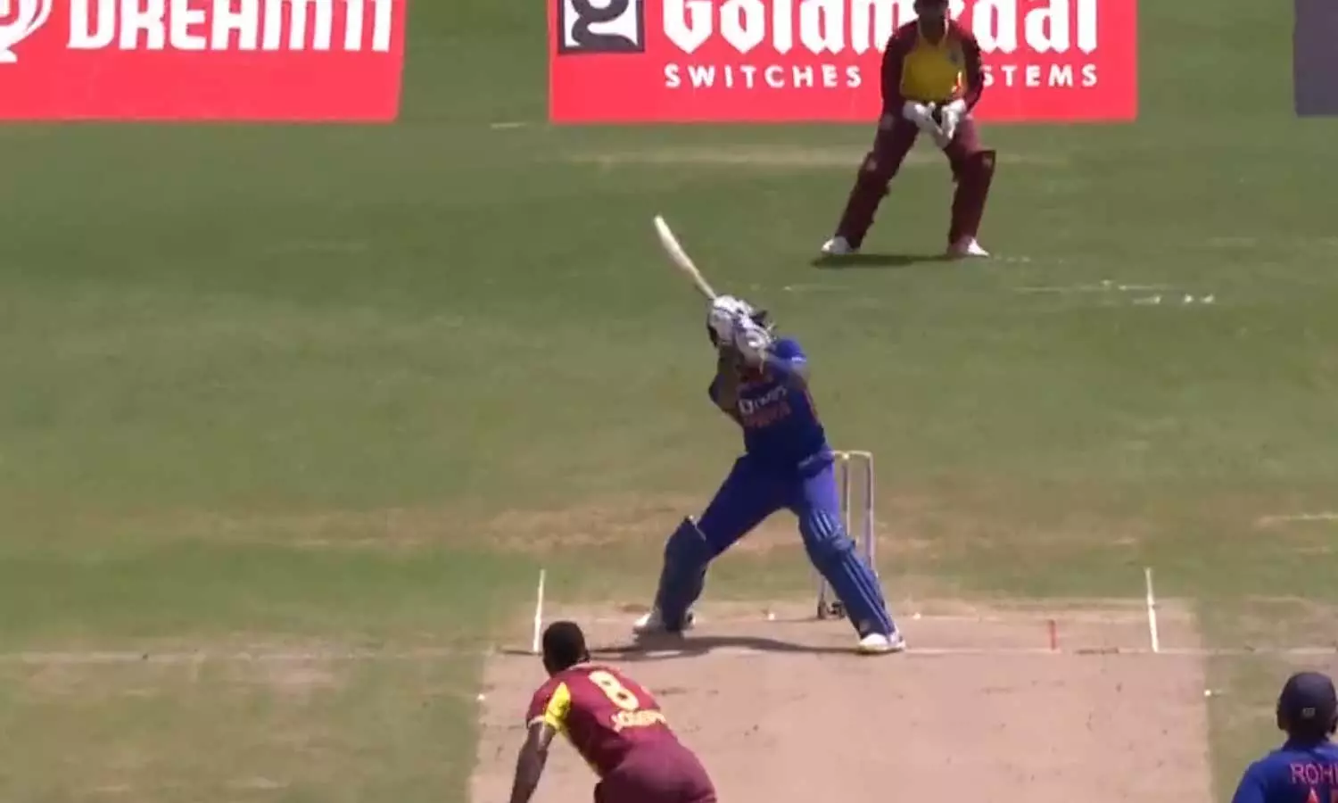 ഇതെന്തൊരു സിക്‌സർ! സ്കൈ-ഡി.കെ ബ്രില്യൻസിൽ അമ്പരന്ന് ആരാധകർ