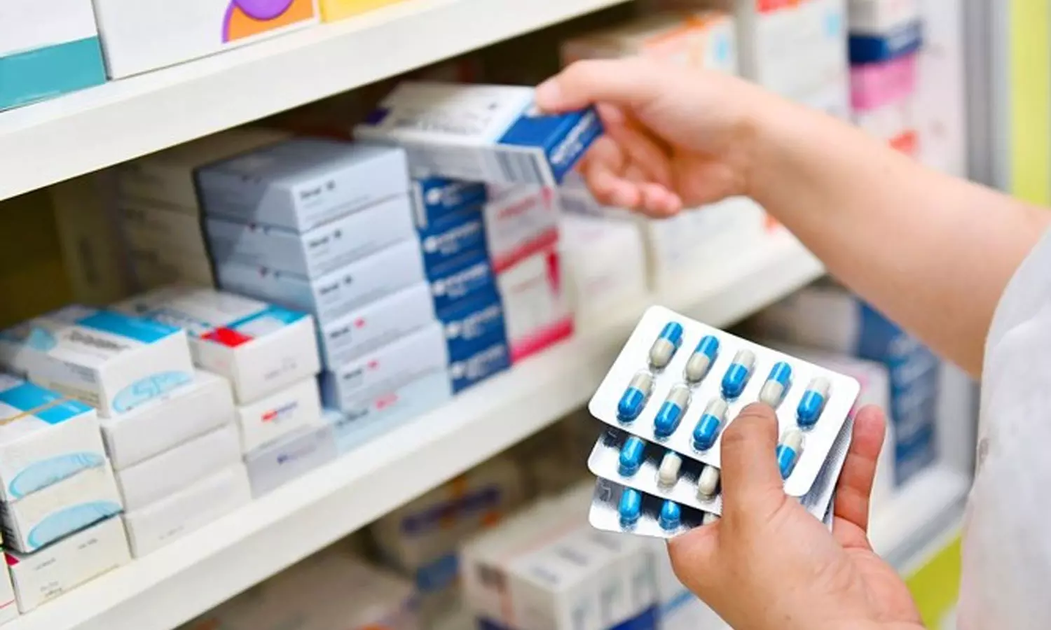 സർക്കാർ ഫാർമസികളിൽ നിന്നുള്ള മരുന്ന് വിതരണം വ്യവസ്ഥാപിതമാകാൻ പുതിയ സംവിധാനവുമായി കുവൈത്ത് ആരോഗ്യമന്ത്രാലയം സർക്കാർ ഫാർമസികളിൽ നിന്നുള്ള മരുന്ന് വിതരണം വ്യവസ്ഥാപിതമാകാൻ പുതിയ സംവിധാനവുമായി കുവൈത്ത് ആരോഗ്യമന്ത്രാലയം