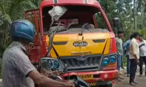 മാവൂരിൽ ബസ്സും മിനി ലോറിയും കൂട്ടിയിടിച്ചു; നിരവധിപേർക്ക് പരിക്ക്