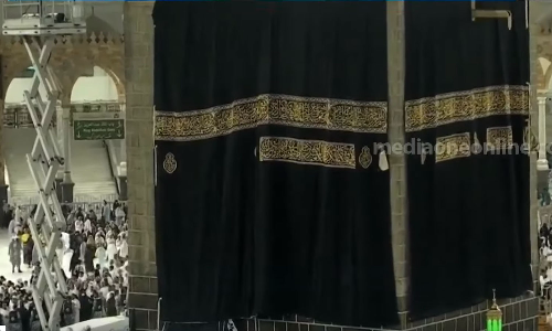 51 കോടി രൂപ ചെലവ്,  ഇരുന്നൂറിലേറെ തൊഴിലാളികളുടെ അധ്വാനം; കഅ്ബയെ പുതിയ കിസ് വ അണിയിച്ചു