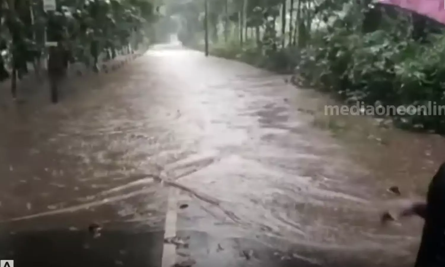 ഇടുക്കിയിലും കോട്ടയത്തും ഉരുൾപൊട്ടൽ; വീടുകളിൽ വെള്ളം കയറി ഇടുക്കിയിലും കോട്ടയത്തും ഉരുൾപൊട്ടൽ; വീടുകളിൽ വെള്ളം കയറി