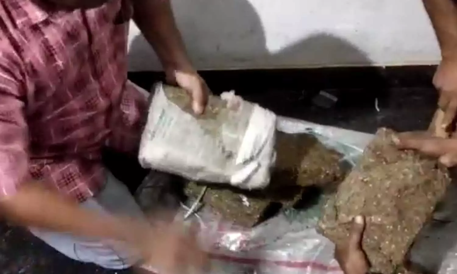 കൊണ്ടോട്ടി മൊറയൂരിൽ 75 കിലോ കഞ്ചാവും 52 ഗ്രാം എംഡിഎംഎയുമായി ദമ്പതികൾ ഉൾപ്പെടെ മൂന്നുപേർ അറസ്റ്റിൽ