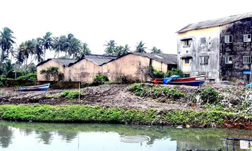 ആവിക്കൽതോട് സമരം; എം.എൽ.എയെ തടഞ്ഞതിന്‌ 75 പേർക്കെതിരെ കേസ്