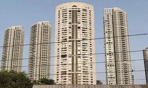 20ാം നിലയിൽ നിന്ന് സെക്യൂരിറ്റിക്കാരൻ തള്ളിയിട്ടു; യുവതി അത്ഭുതകരമായി രക്ഷപ്പെട്ടു