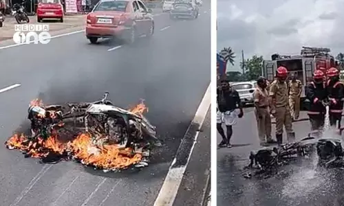 ദേശീയ പാതയിൽ കാറുമായി സ്കൂട്ടർ കൂട്ടിയിടിച്ചു; യാത്രികർക്ക് ഗുരുതര പരിക്ക് ദേശീയ പാതയിൽ കാറുമായി സ്കൂട്ടർ കൂട്ടിയിടിച്ചു; യാത്രികർക്ക് ഗുരുതര പരിക്ക്