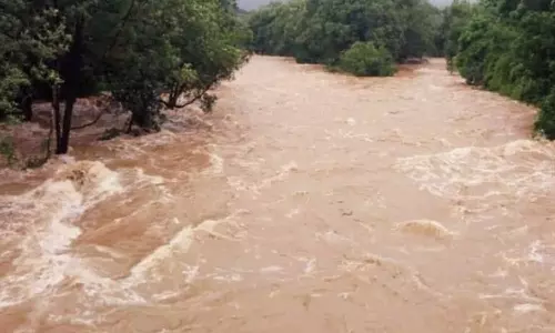 പത്തനംതിട്ടയിൽ യുവാക്കള് ഒഴുക്കിൽപെട്ടു; ഒരാളെ രക്ഷപ്പെടുത്തി പത്തനംതിട്ടയിൽ യുവാക്കള് ഒഴുക്കിൽപെട്ടു; ഒരാളെ രക്ഷപ്പെടുത്തി