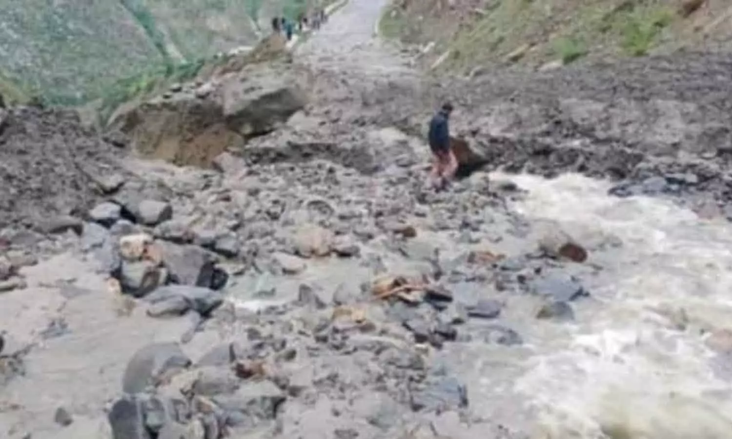 ഹിമാചൽ പ്രദേശിൽ മിന്നൽ പ്രളയം; 105 പേരെ രക്ഷപ്പെടുത്തി