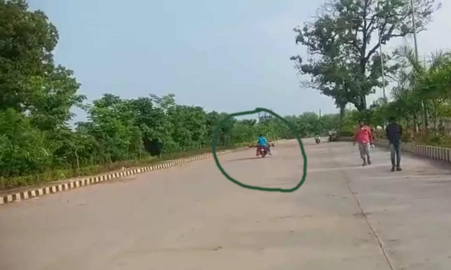 വാഹനത്തിന് കൊടുക്കാൻ പണമില്ല; മധ്യപ്രദേശിൽ യുവാവ് അമ്മയുടെ മൃതദേഹം കൊണ്ടുപോയത് ബൈക്കിൽ കെട്ടിവെച്ച്