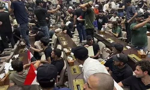 ഇറാഖ് പാര്‍ലമെന്‍റില്‍ തമ്പടിച്ച് പ്രതിഷേധക്കാര്‍