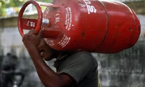 പാചകവാതകവില കുറഞ്ഞു; വാണിജ്യ സിലിണ്ടറിന്  കുറച്ചത് 36 രൂപ