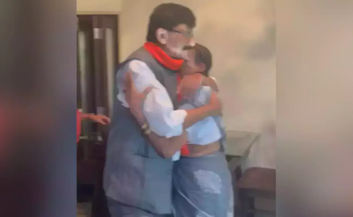 അമ്മയുടെ കാലുകള് തൊട്ടുവണങ്ങി ഇഡിയുടെ ഓഫീസിലേക്ക്; ആരതിയുഴിഞ്ഞ് റാവത്തിനെ യാത്രയാക്കി മാതാവ് അമ്മയുടെ കാലുകള് തൊട്ടുവണങ്ങി ഇഡിയുടെ ഓഫീസിലേക്ക്; ആരതിയുഴിഞ്ഞ് റാവത്തിനെ യാത്രയാക്കി മാതാവ്