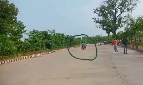 വാഹനത്തിന് കൊടുക്കാൻ പണമില്ല; മധ്യപ്രദേശിൽ യുവാവ് അമ്മയുടെ മൃതദേഹം കൊണ്ടുപോയത് ബൈക്കിൽ കെട്ടിവെച്ച്