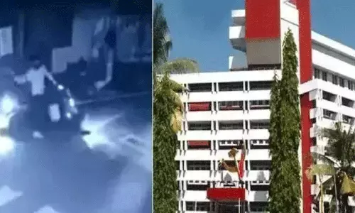 എകെജി സെന്റർ ആക്രമണം: സ്ഫോടകവസ്തു നിർമിച്ചത് ജൂൺ 23ന് ശേഷം; നിർണായകമായത് കേരള കൗമുദി പത്രം എകെജി സെന്റർ ആക്രമണം: സ്ഫോടകവസ്തു നിർമിച്ചത് ജൂൺ 23ന് ശേഷം; നിർണായകമായത് കേരള കൗമുദി പത്രം