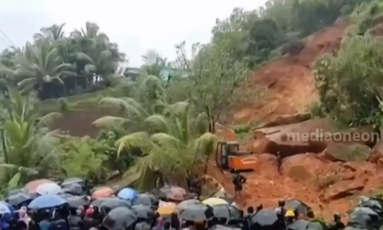 കർണാടകയിൽ വീടിന് മുകളിൽ കുന്നിടിഞ്ഞ് വീണു; നാല് പേർ മരിച്ചു കർണാടകയിൽ വീടിന് മുകളിൽ കുന്നിടിഞ്ഞ് വീണു; നാല് പേർ മരിച്ചു