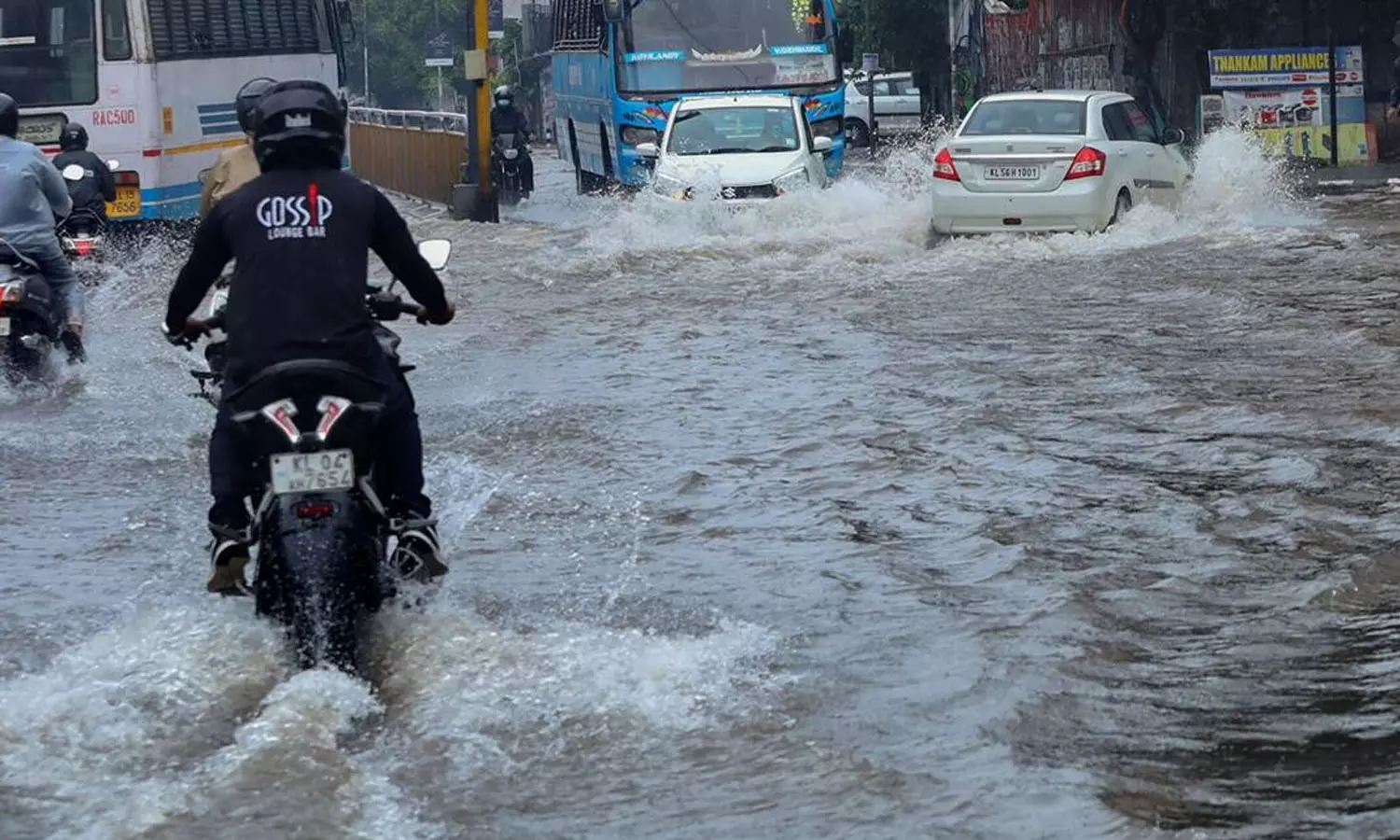 വടക്കൻ കേരളത്തിലും മഴ ശക്തം; വയനാട് പേര്യ ചുരത്തിൽ മണ്ണിടിഞ്ഞു