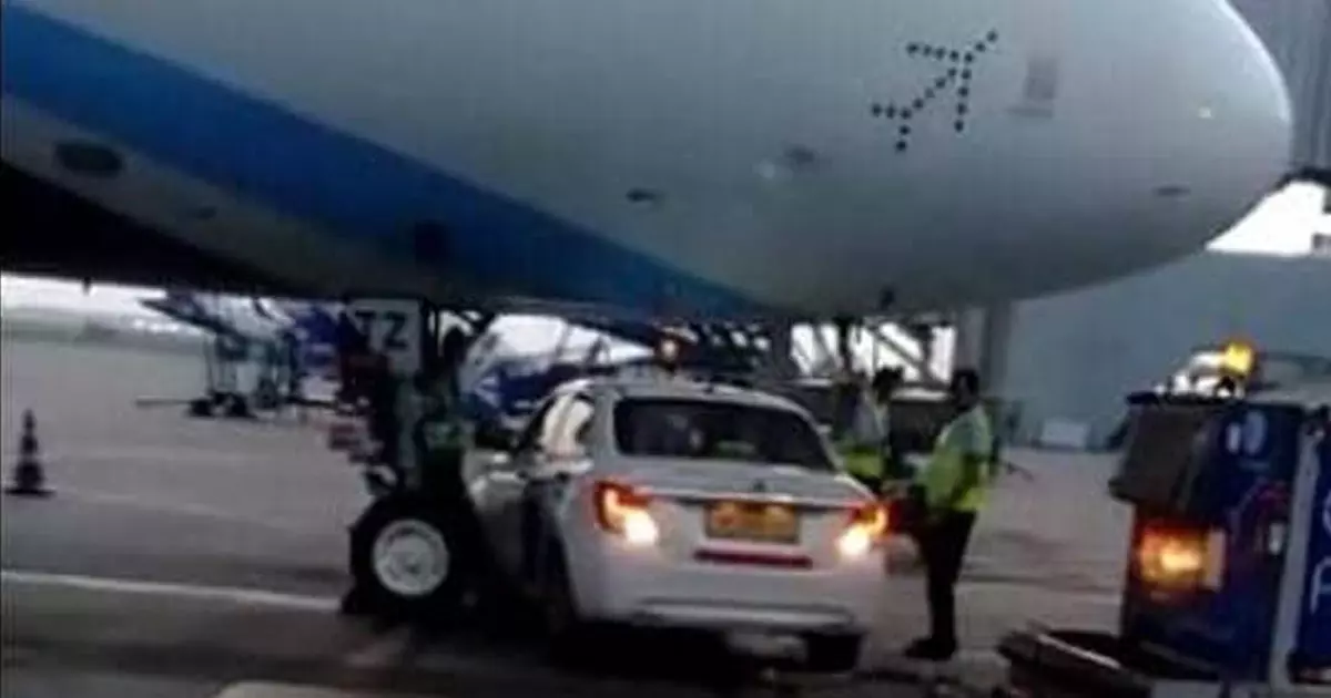 ഡ്രൈവർ ഉറങ്ങിപ്പോയി; വിമാനത്താവളത്തിലെ ഗ്രൗണ്ട് വാഹനം ഇൻഡിഗോ വിമാനത്തിനടിയിലെത്തി ഡ്രൈവർ ഉറങ്ങിപ്പോയി; വിമാനത്താവളത്തിലെ ഗ്രൗണ്ട് വാഹനം ഇൻഡിഗോ വിമാനത്തിനടിയിലെത്തി