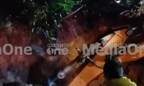 കേരള-കർണാടക അതിർത്തിയിൽ വീടിന് മുകളിൽ മണ്ണിടിഞ്ഞ് രണ്ട് കുട്ടികൾ മരിച്ചു